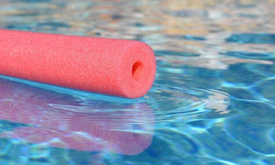 Macarrão rosa dentro da piscina.
