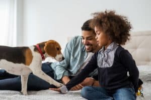 Criança aprendendo sobre cuidados com filhotes