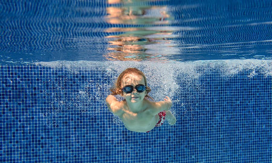 criando nadando em piscina de alvenaria.