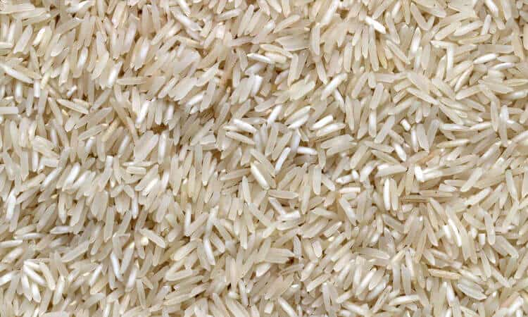 Grãos de arroz branco cru.