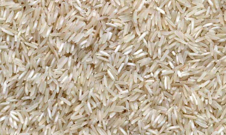 Grãos de arroz branco.