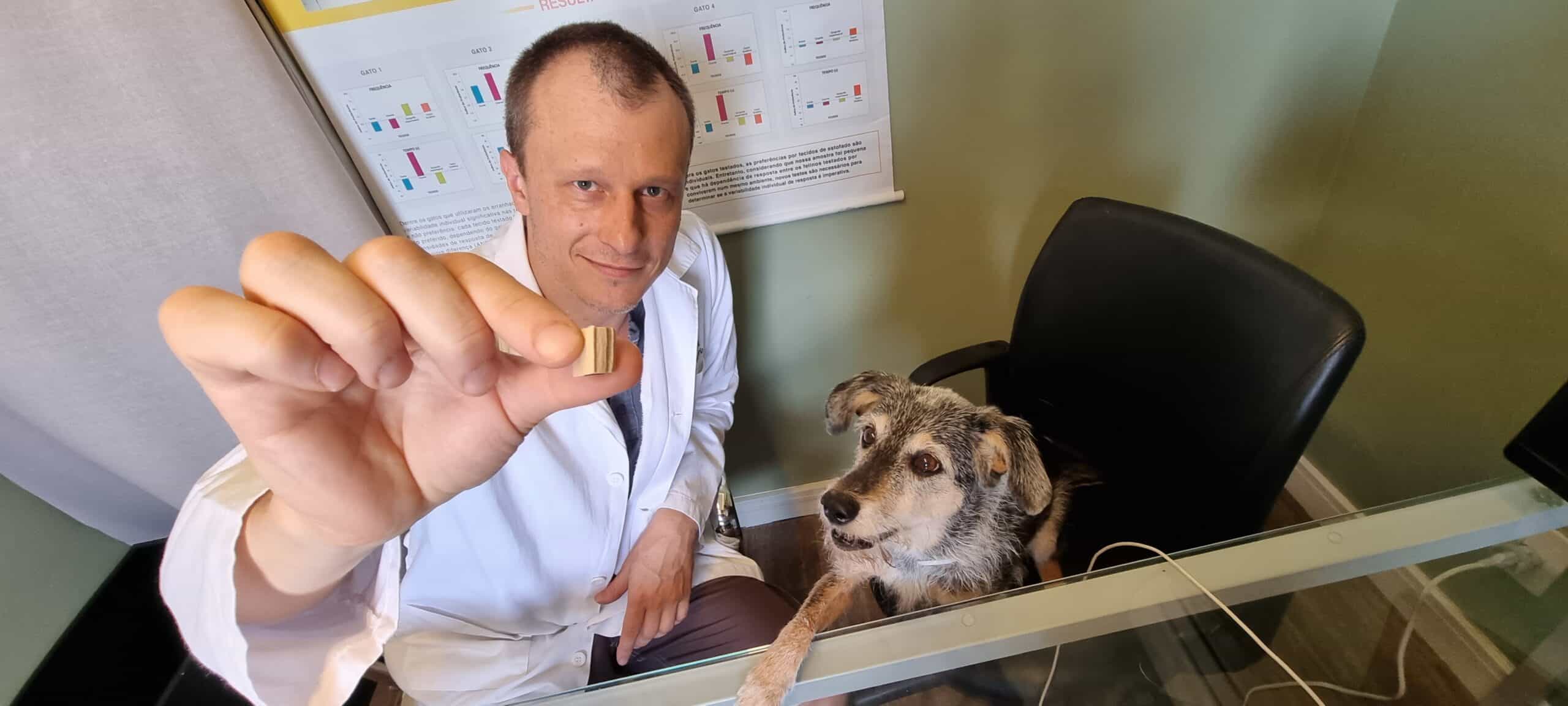 Dr Pet segurando petisco ao lado de cachorro