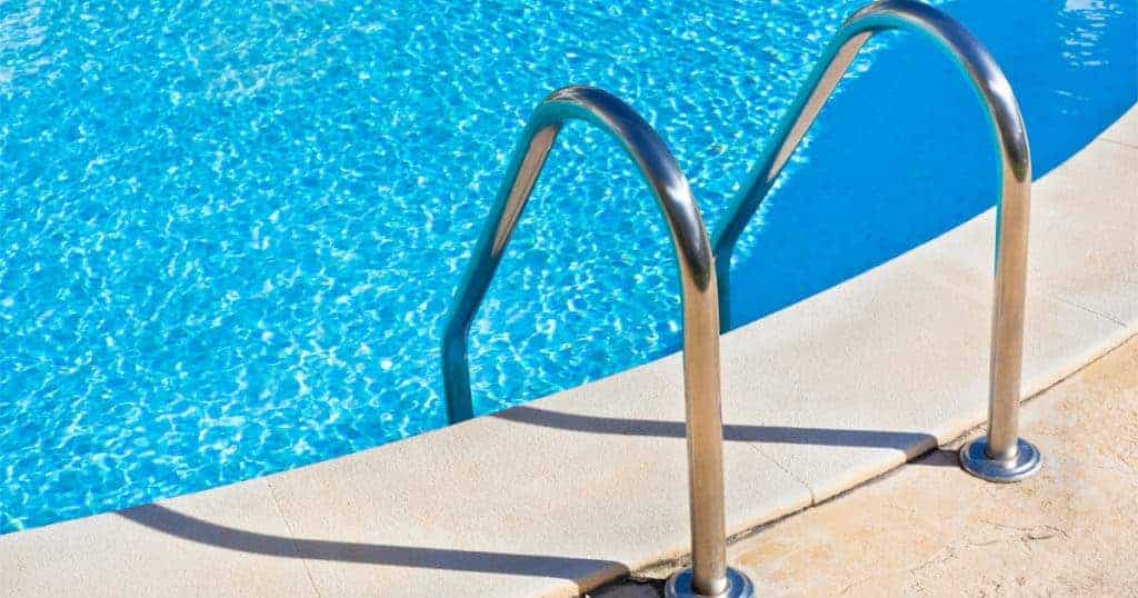 Piscina com água limpa.