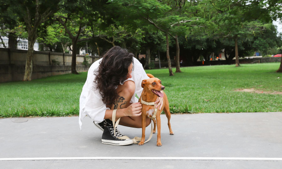 Imagem de mulher e cachorro